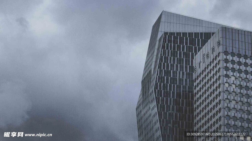 阴天下的现代高楼大厦