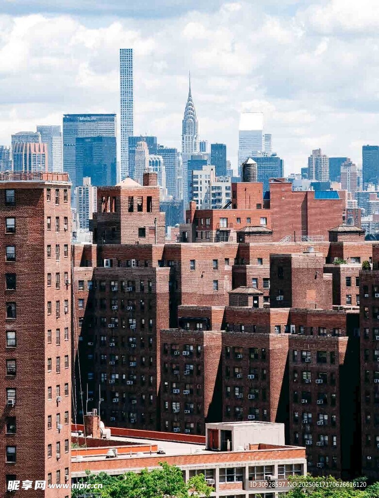 城市中错落的建筑与天际线