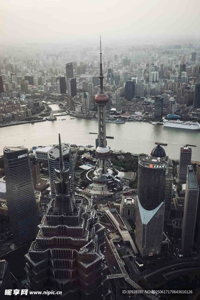 俯瞰城市与河流景观