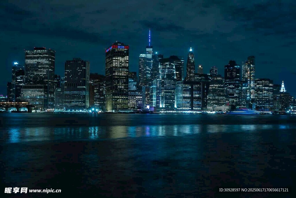 城市夜景璀璨的河畔风光