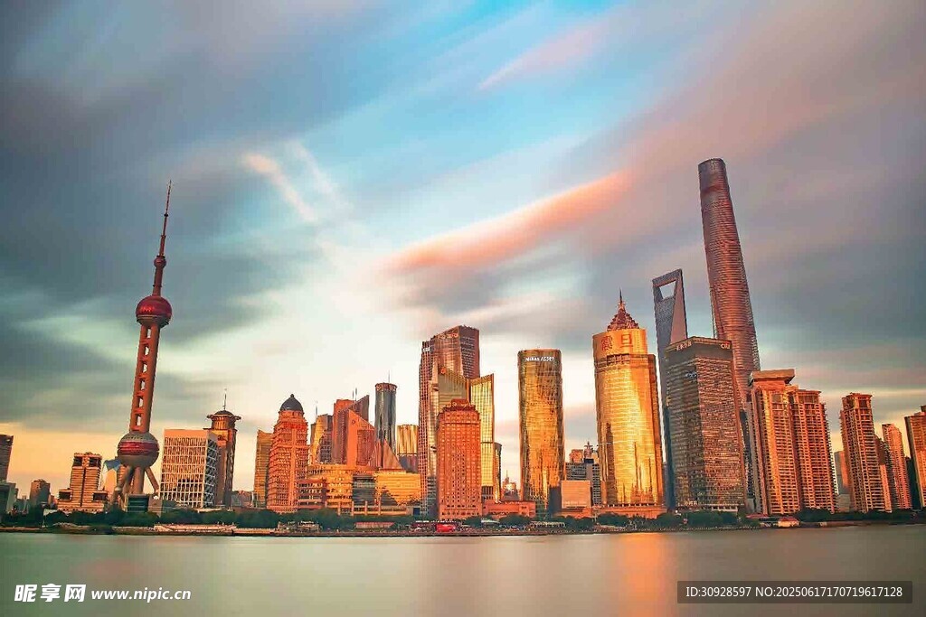 上海外滩绚丽城市天际线