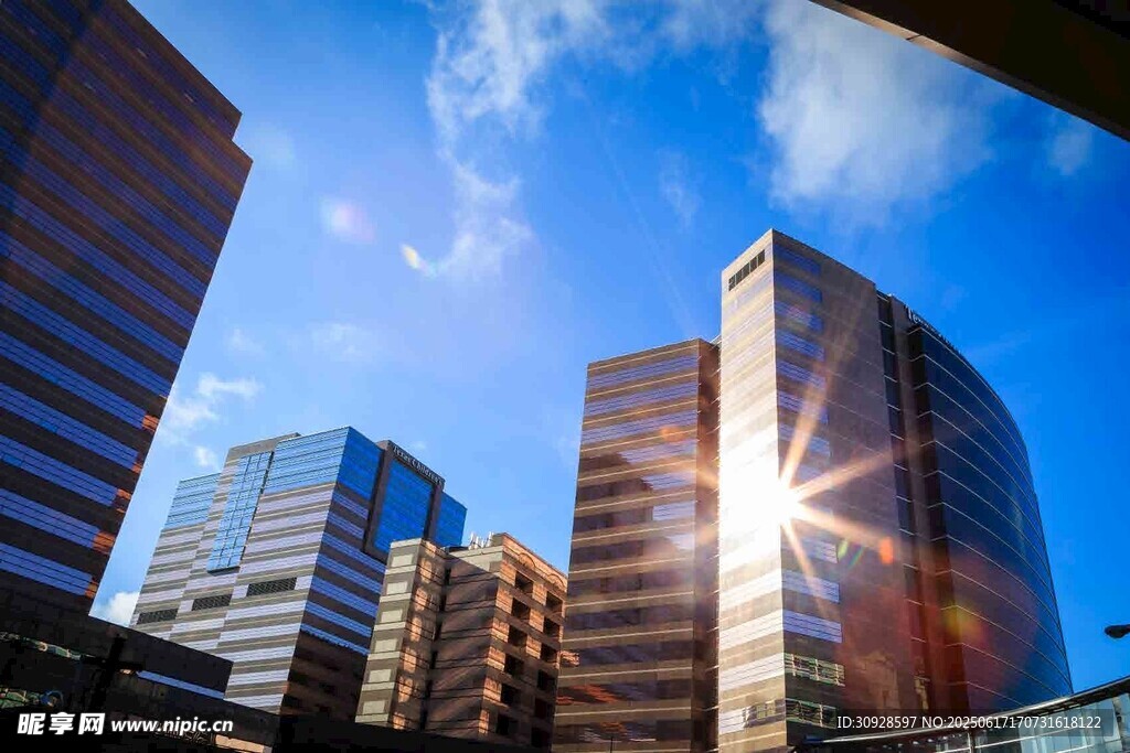 城市高楼间的耀眼阳光