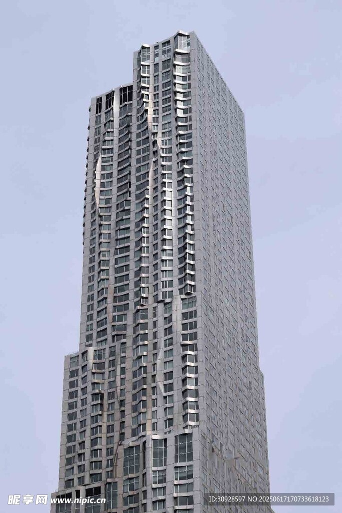 高耸入云的现代摩天大楼