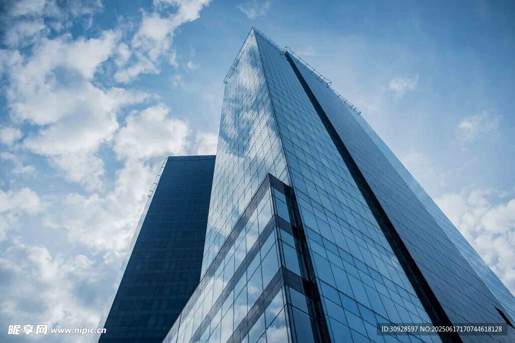 摩天大楼矗立蓝天白云间