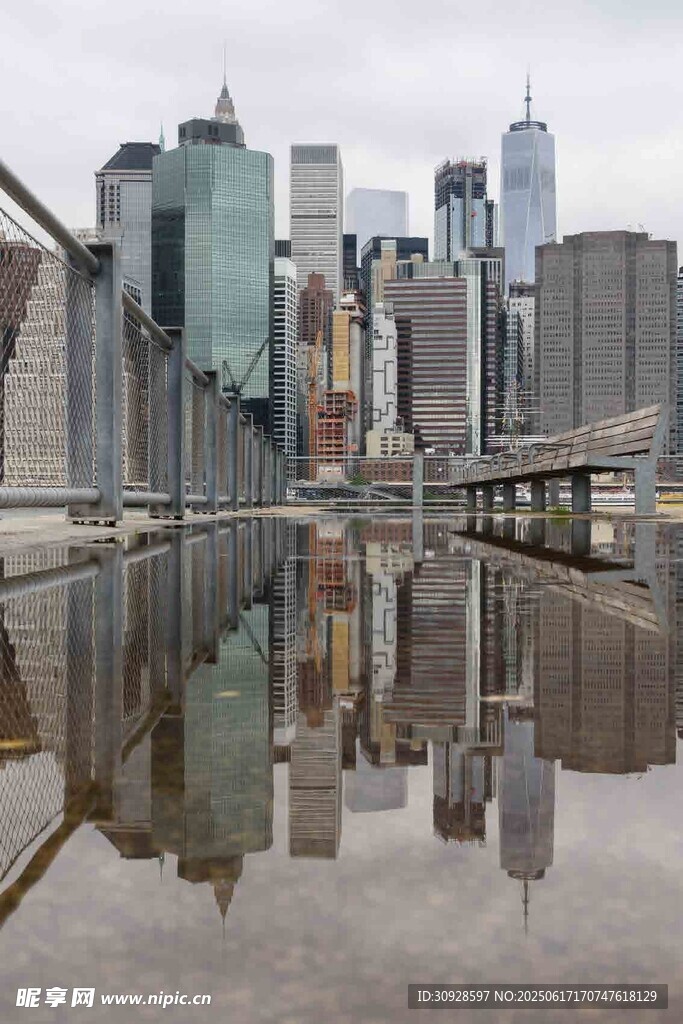 城市天际线与水面倒影景观