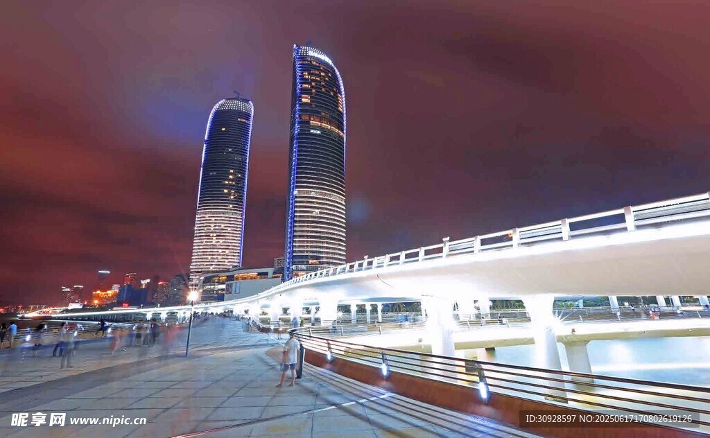 城市夜景中的摩天大楼与列车