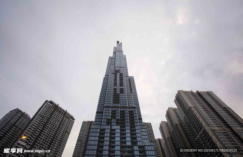 高耸入云的摩天大楼