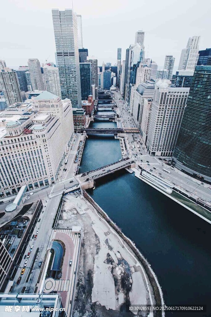 城市河畔高楼景观