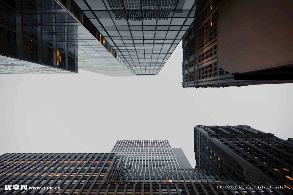 仰视都市摩天大楼景观