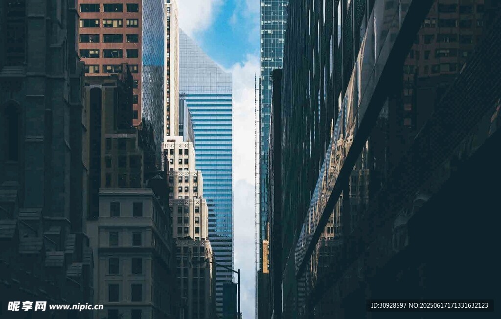 都市高楼间的天空景致