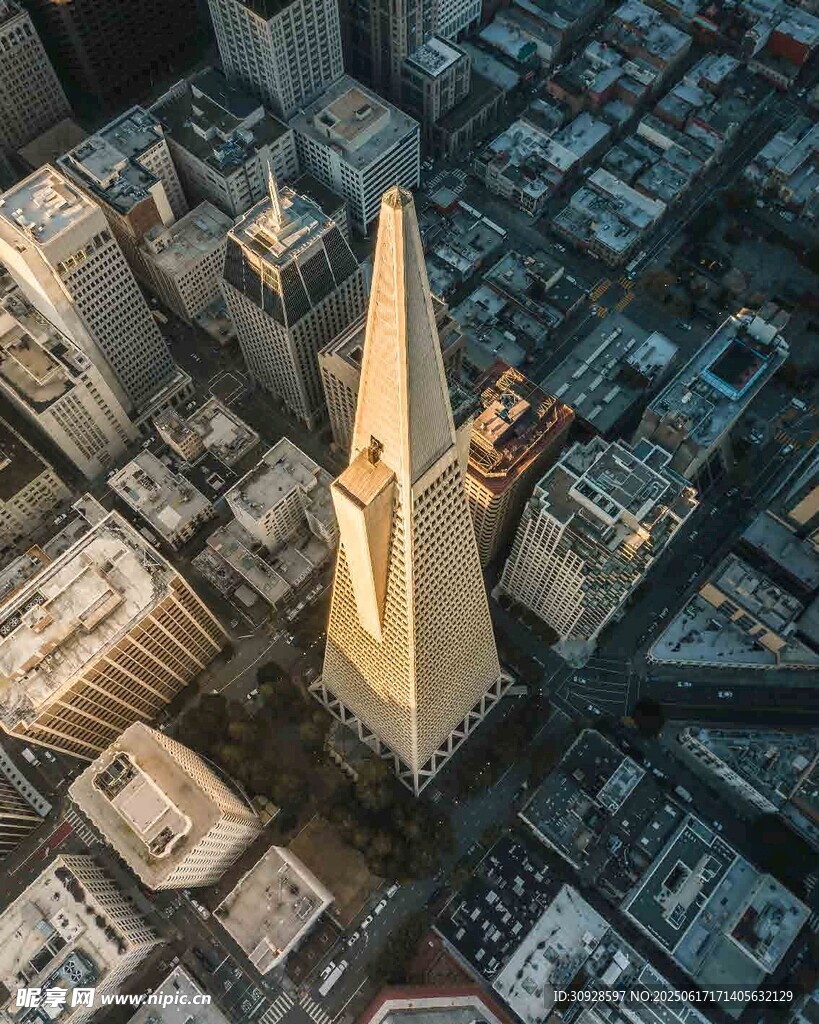 俯瞰城市中的高耸摩天大楼