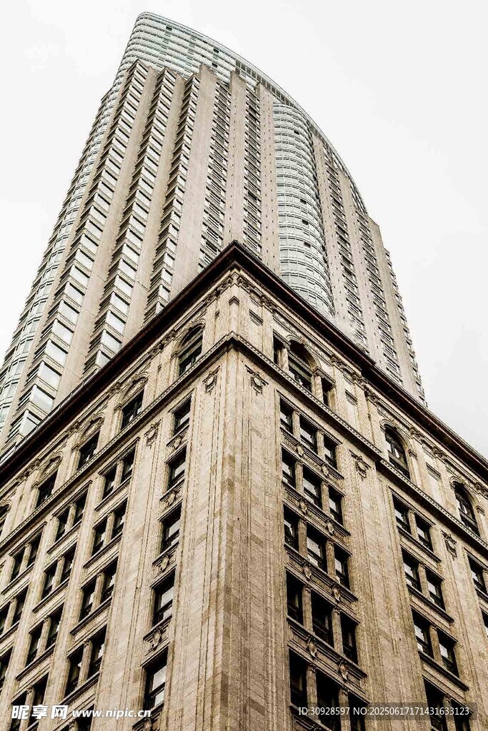 新旧建筑对比的城市景观