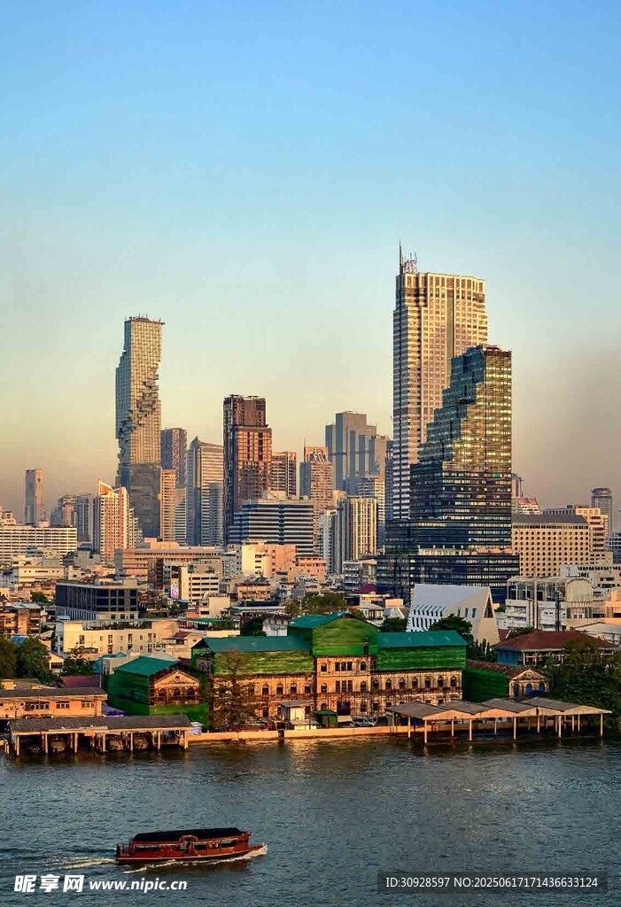 河畔都市天际线景观