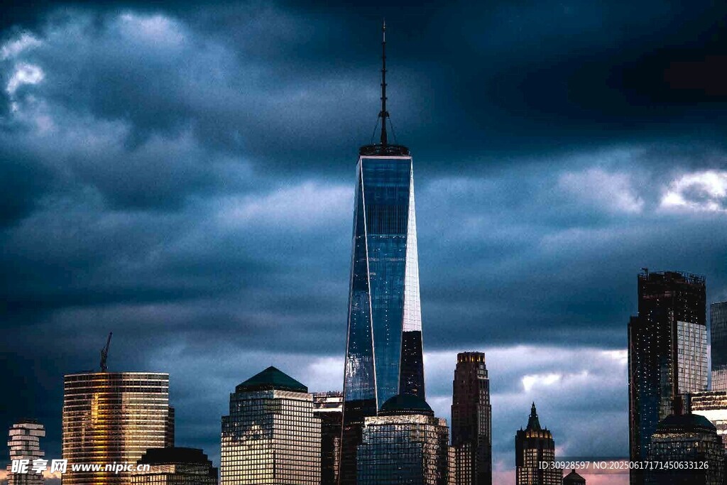 乌云下的纽约城市天际线