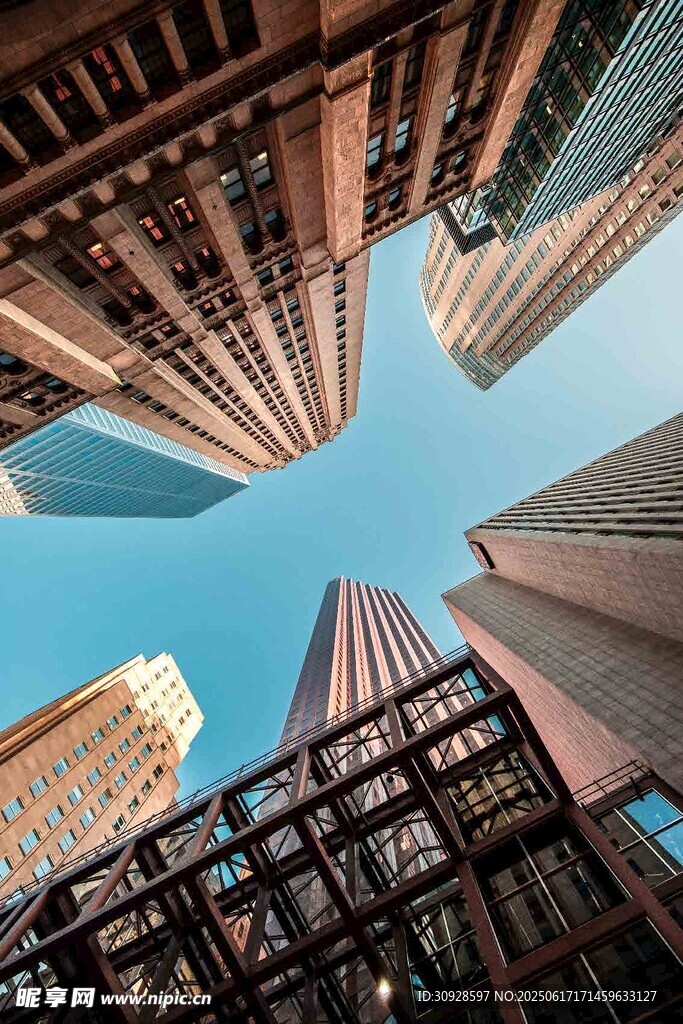 仰视城市高楼建筑群