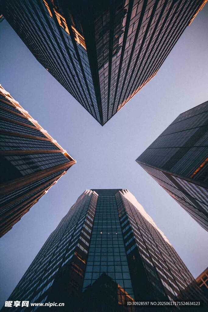 仰望都市摩天大楼