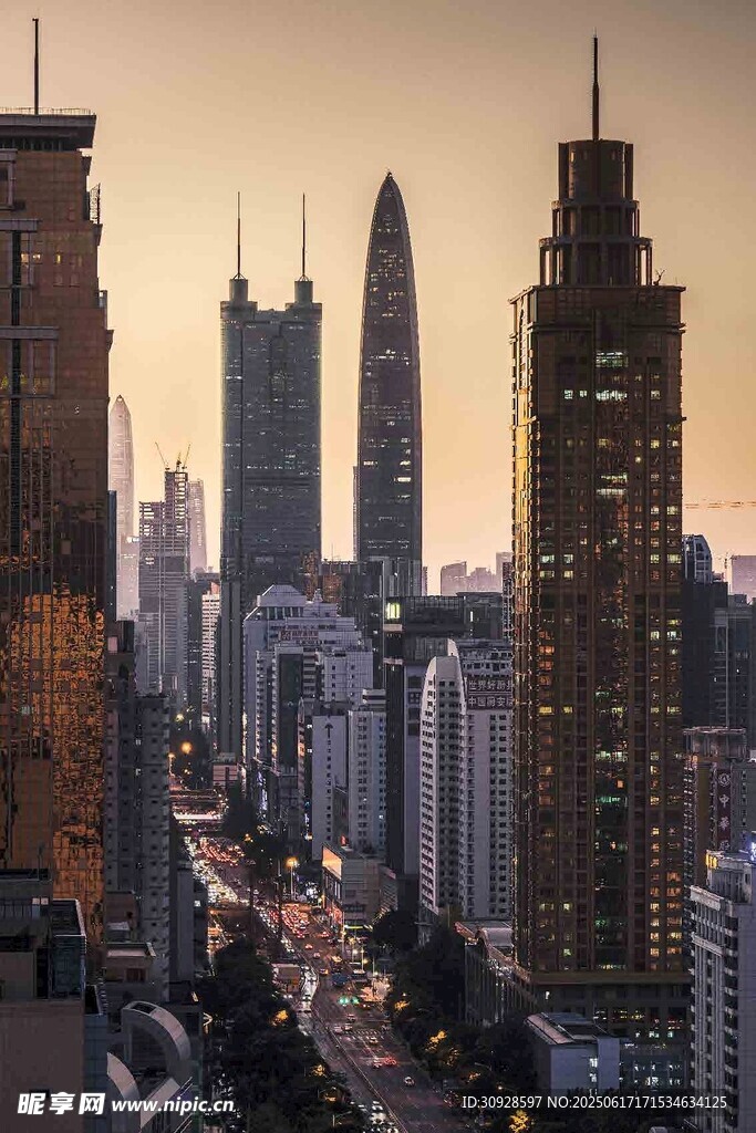 黄昏下的繁华都市天际线