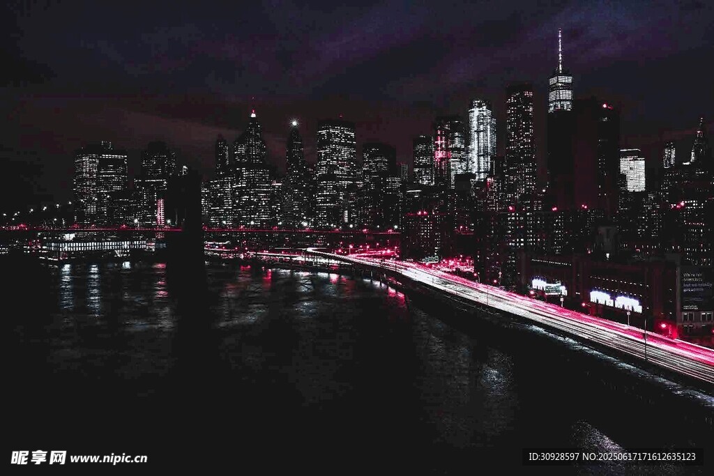 城市夜景中的绚烂车流