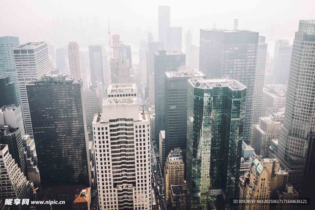 雾中都市高楼景观