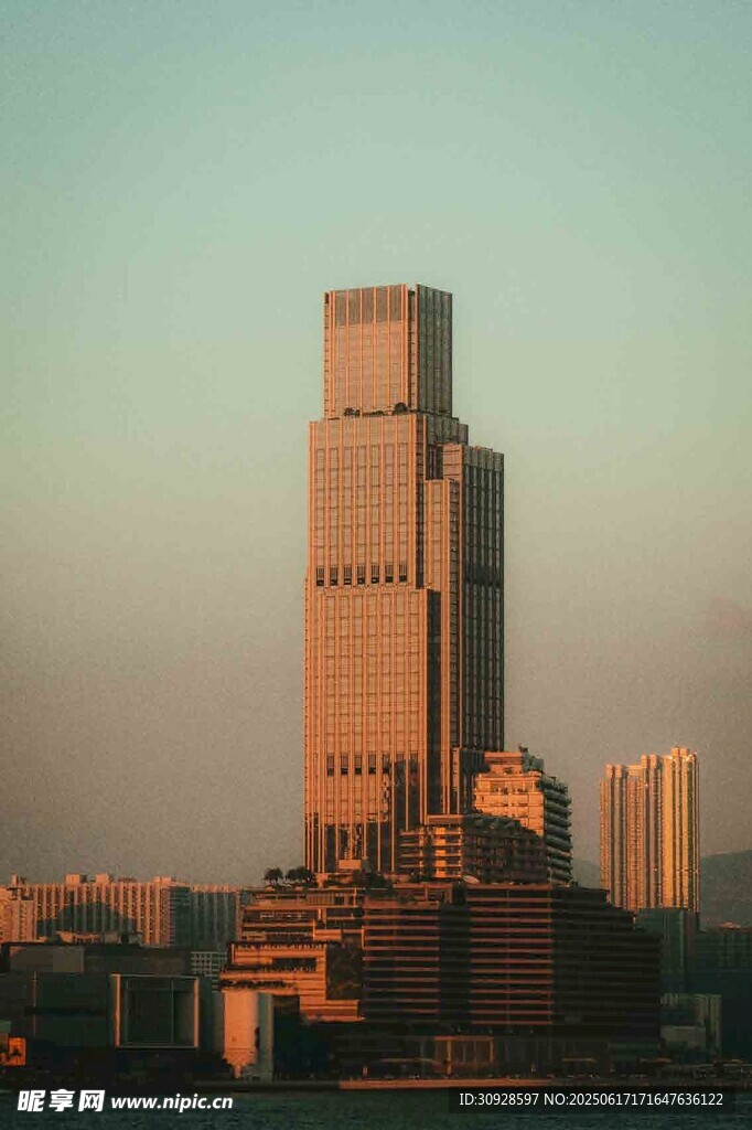 黄昏下的城市高楼景观