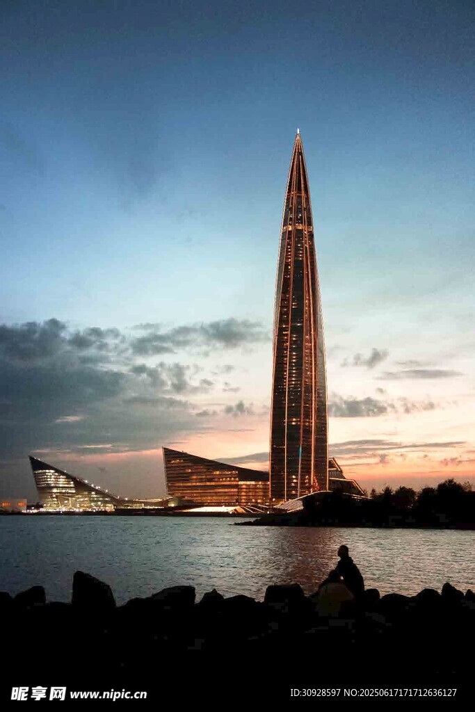 高耸摩天大楼夜景图