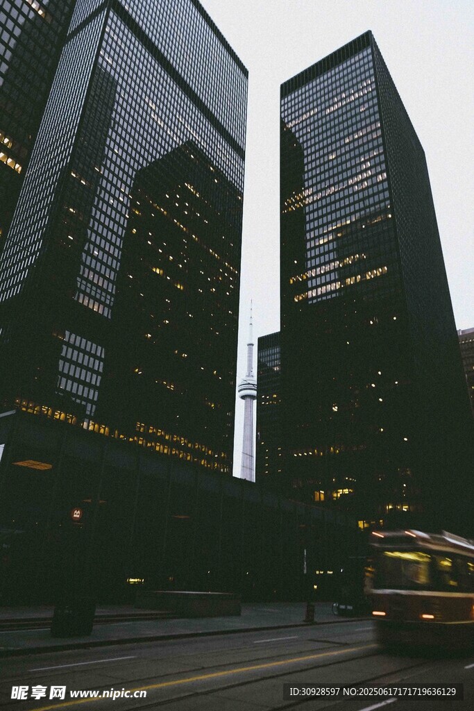 都市夜幕下的高楼与车辆