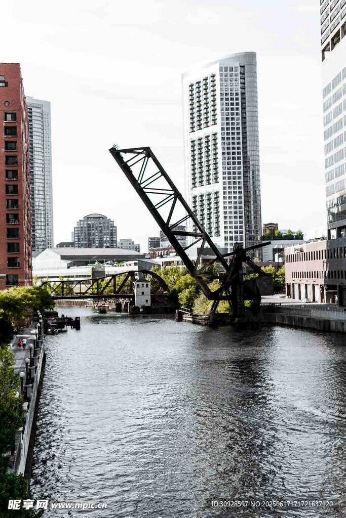 城市河畔的独特桥梁景观