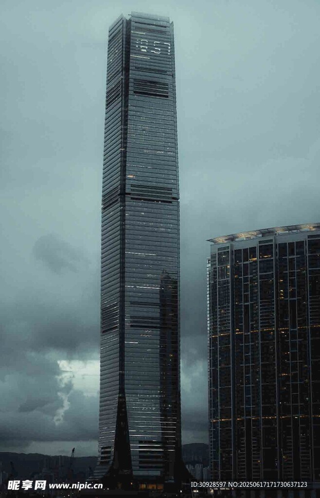 高耸摩天大楼与旁侧建筑