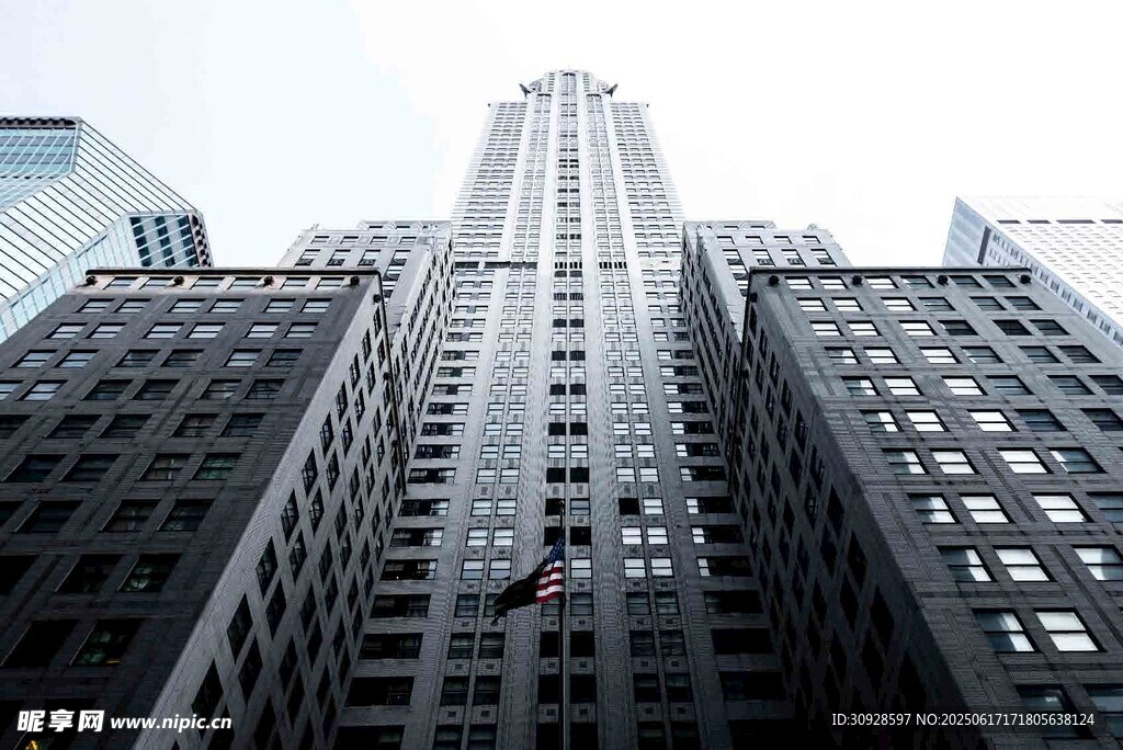 摩天大楼林立的城市景象