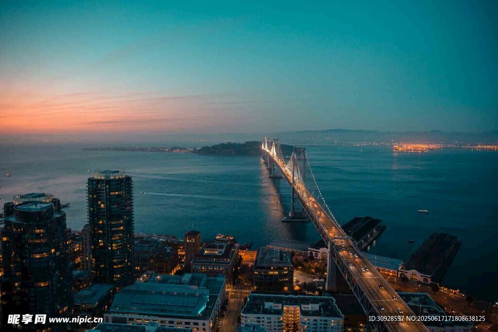 城市跨海大桥黄昏美景