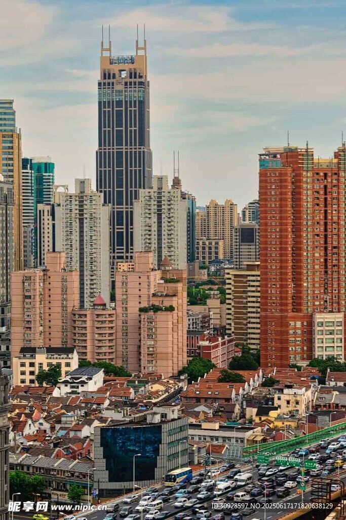 城市天际线与繁忙街道景观