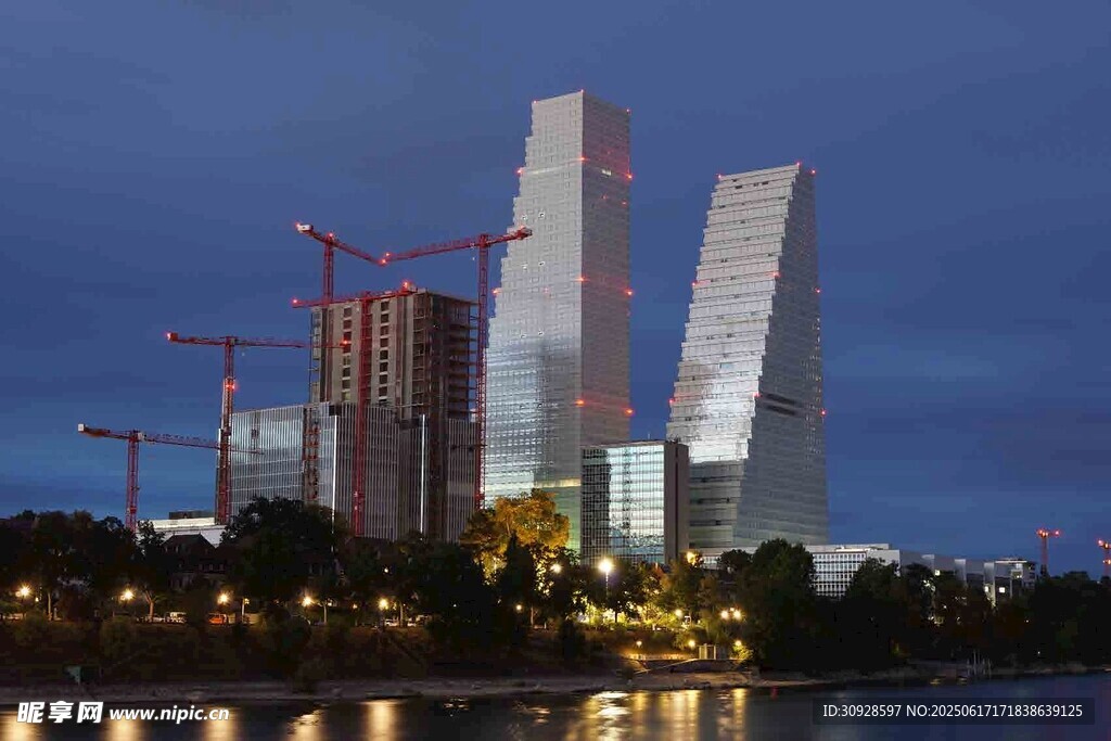 夜幕下的城市摩天建筑群