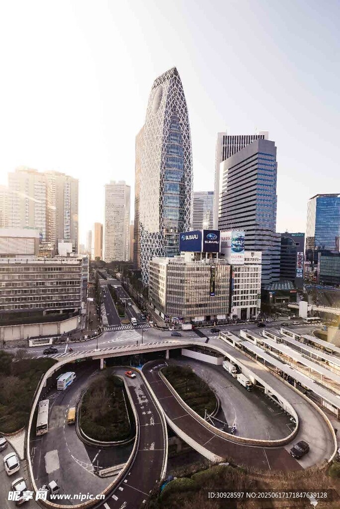 城市高架桥与摩天大楼景观