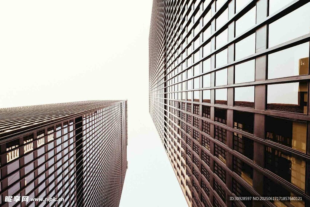 仰视都市摩天大楼