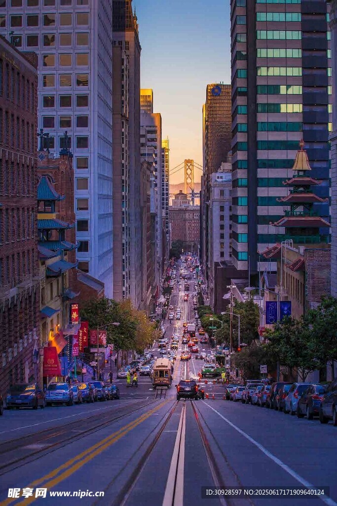 城市繁华街道黄昏景象