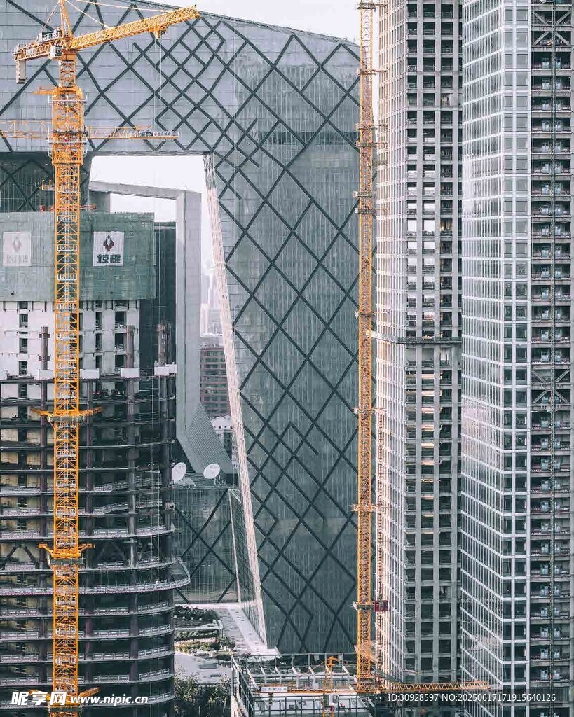 都市高楼与塔吊建设场景