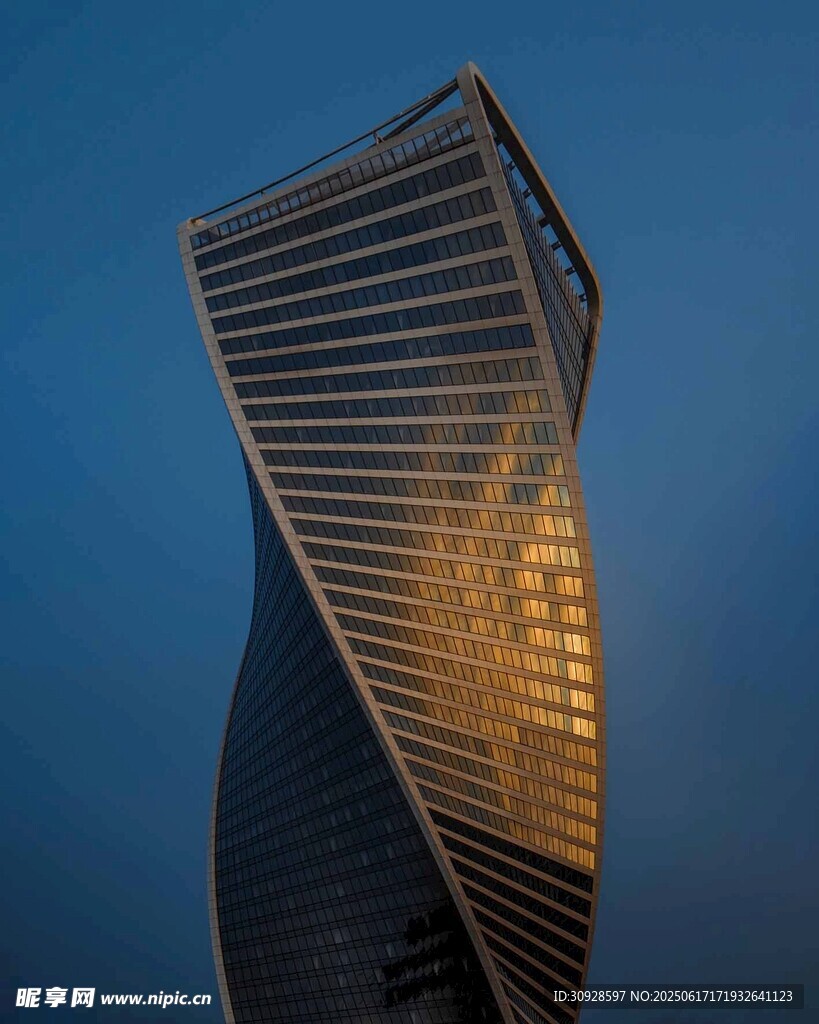 扭曲摩天大楼建筑外观