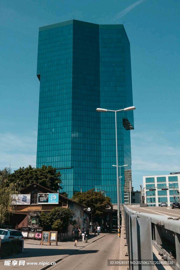 城市中高耸的玻璃幕墙大厦