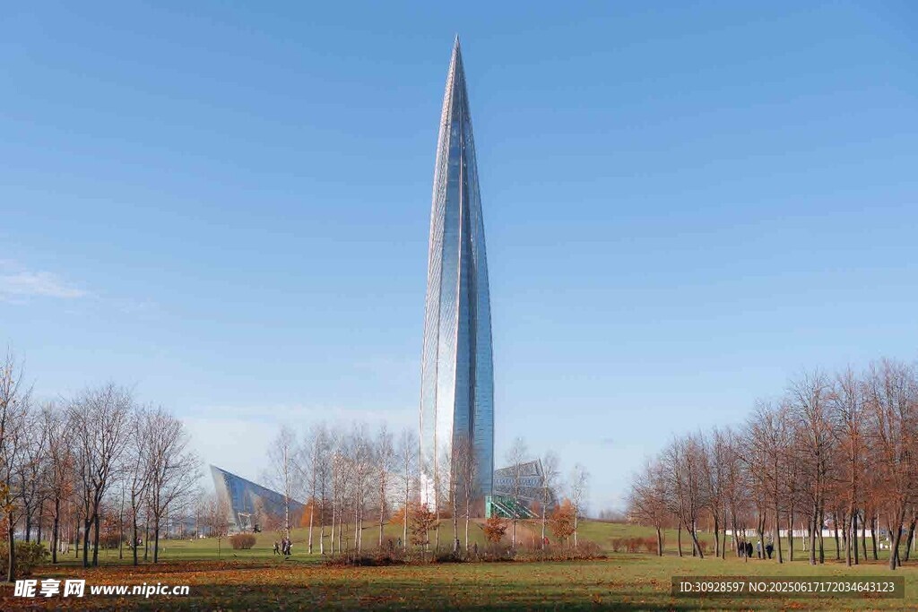 高耸入云的现代摩天建筑