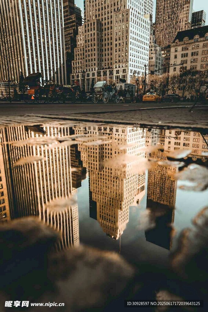 城市倒影中的建筑景观