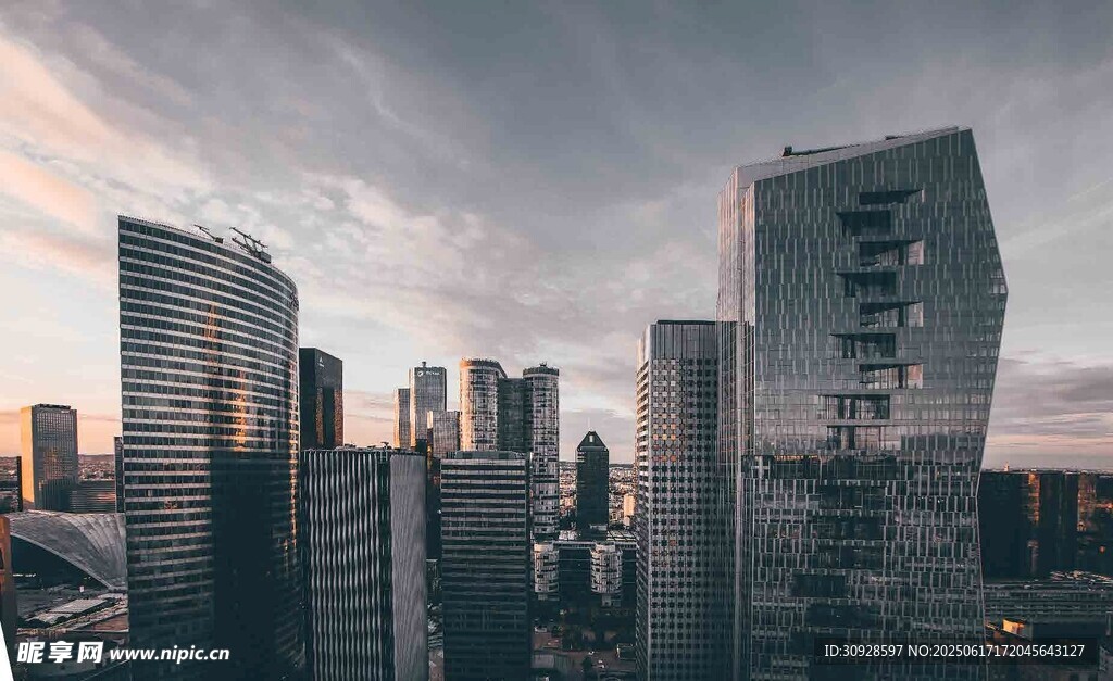都市高楼林立的天际线
