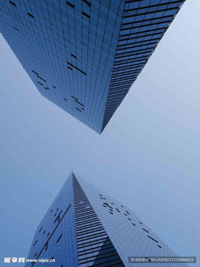 仰视都市摩天大楼