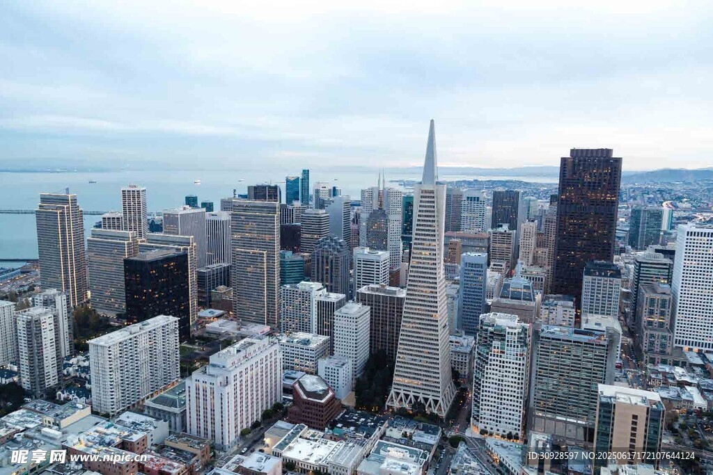 俯瞰繁华都市天际线