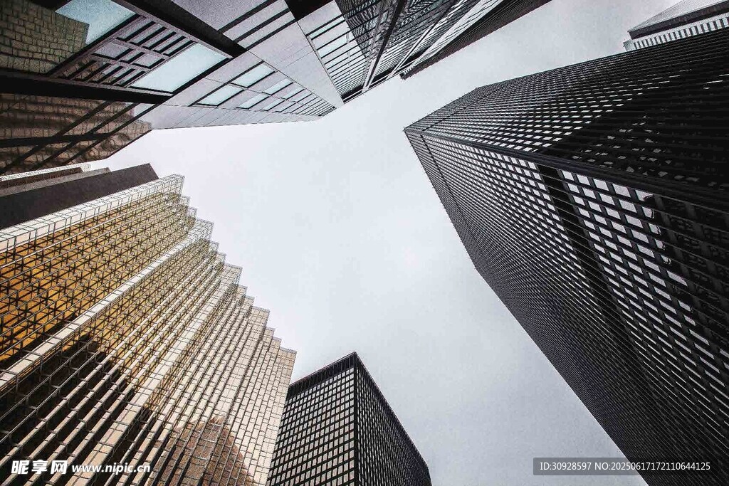 仰视都市摩天大楼景观