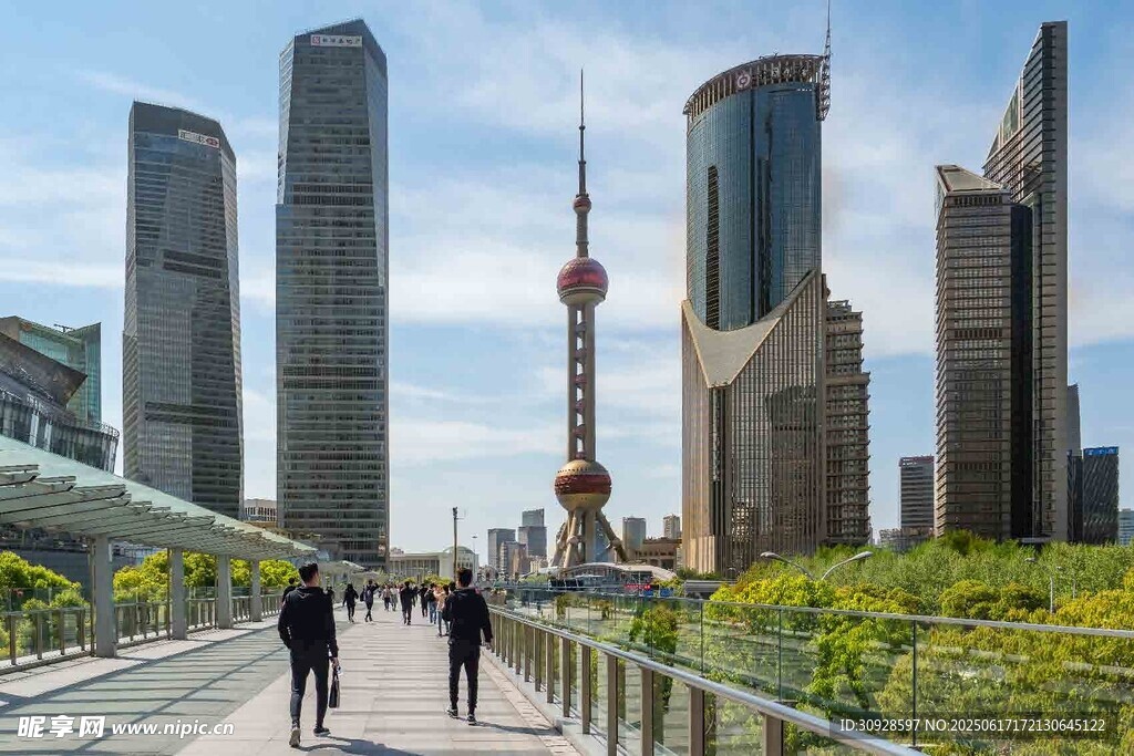 上海外滩行人与摩天大楼