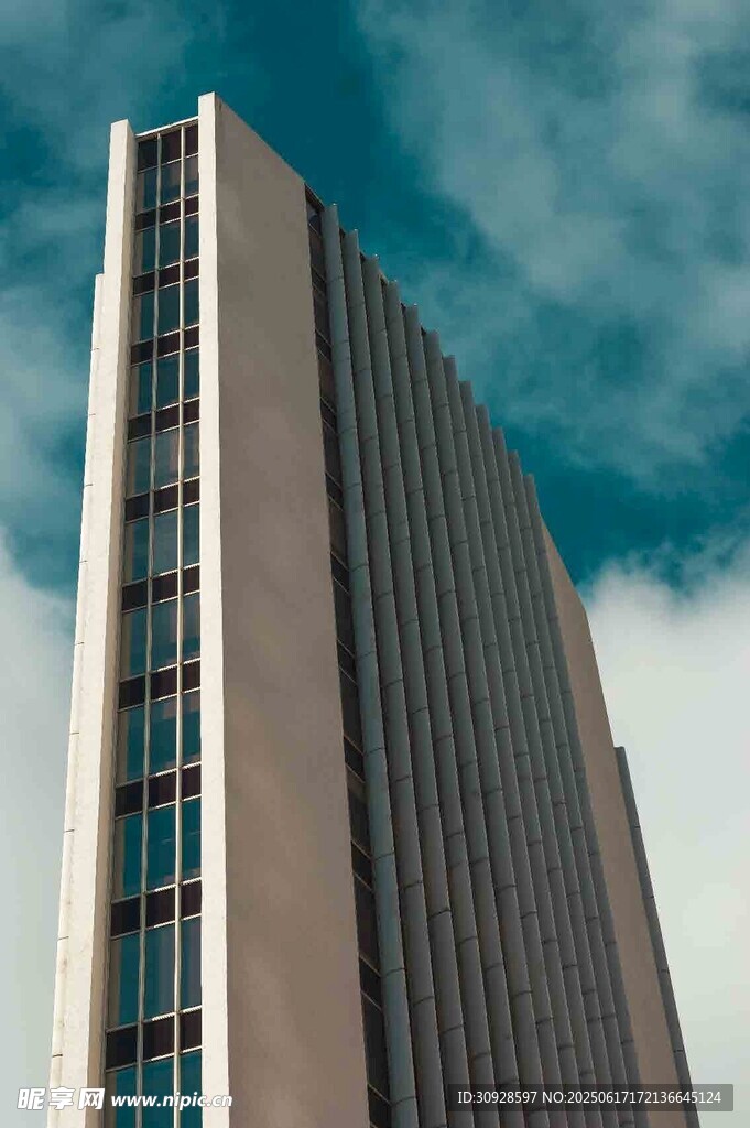 高耸入云的现代摩天大楼