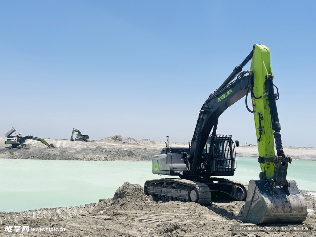 工地中的绿色挖掘机作业