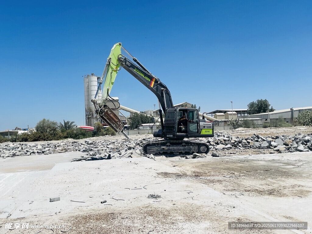 挖掘机于工地作业场景