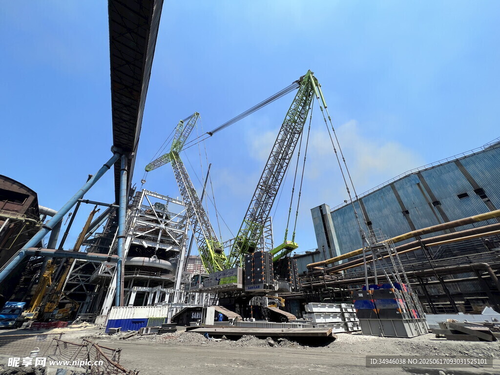 建筑工地的大型起重机作业
