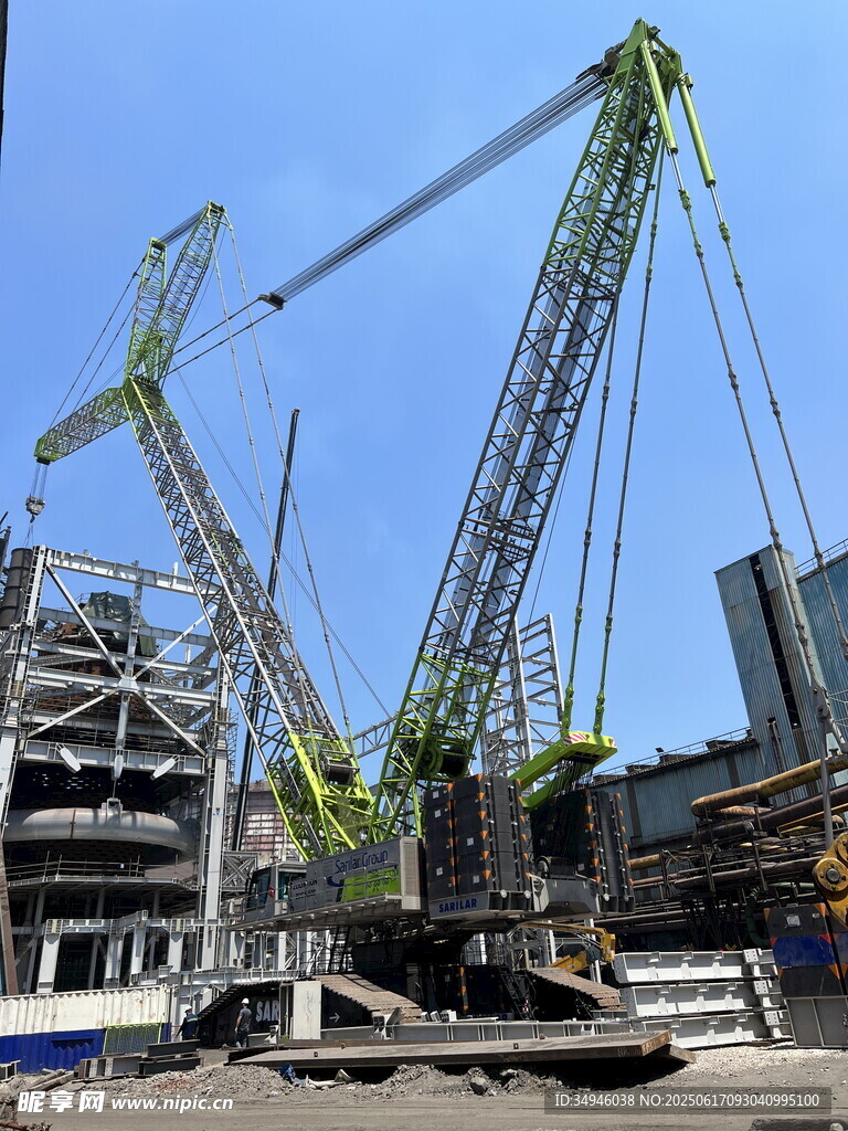施工现场的大型起重设备